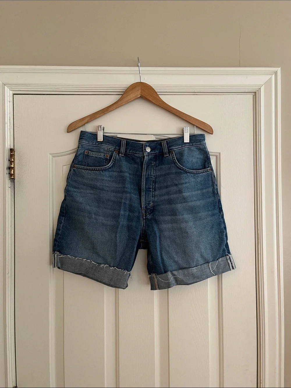 Madewell Long Baggy Cuffed Jean Shorts in Mifflin Wash in size 28